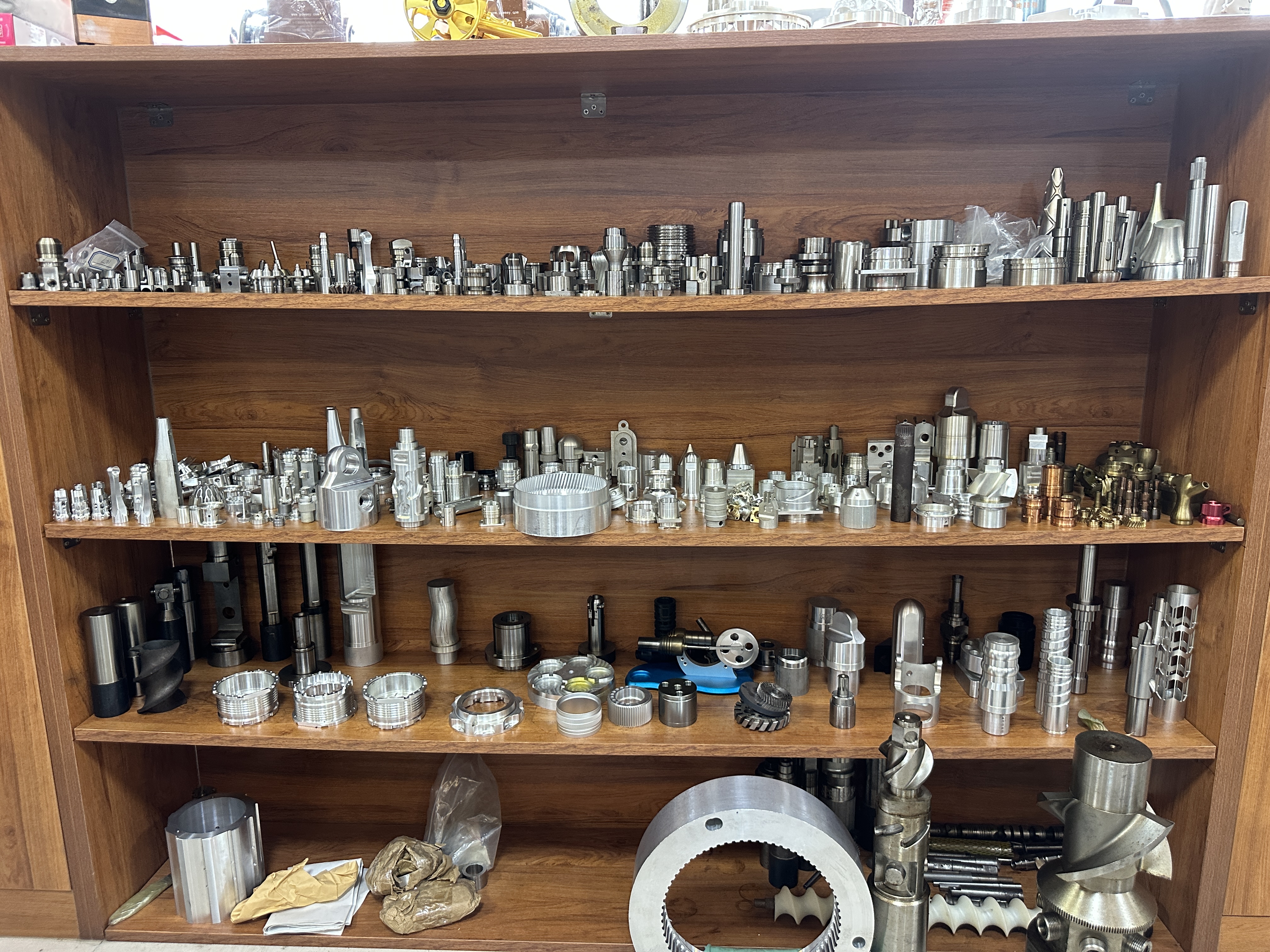 What equipment is recommended for metal machining?